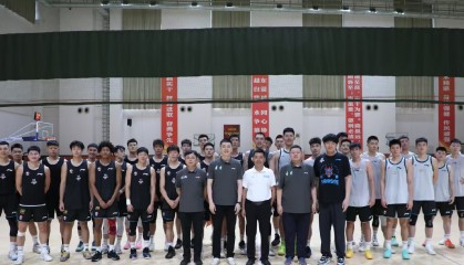 辽宁男篮官方晒与山东进行教学赛：此前参与打群架的U21队员彭泓森在列