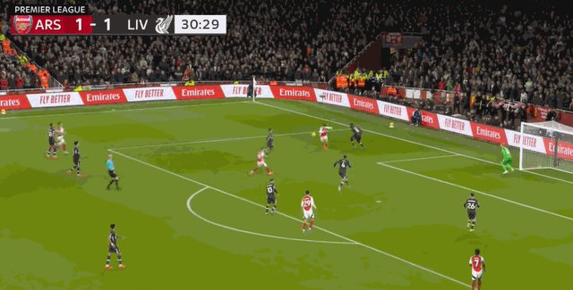 1730058243032063543.gif 马丁内利倒地.gif